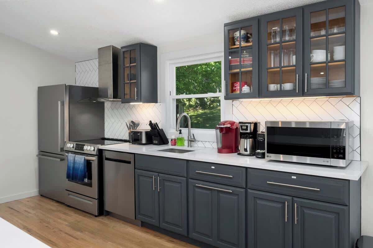 Coffee/tea maker, fridge, microwave, oven
