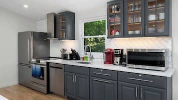 Coffee/tea maker, fridge, microwave, oven