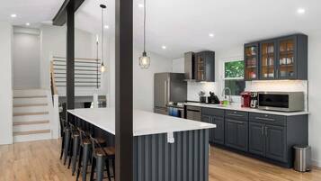 Coffee/tea maker, fridge, microwave, oven
