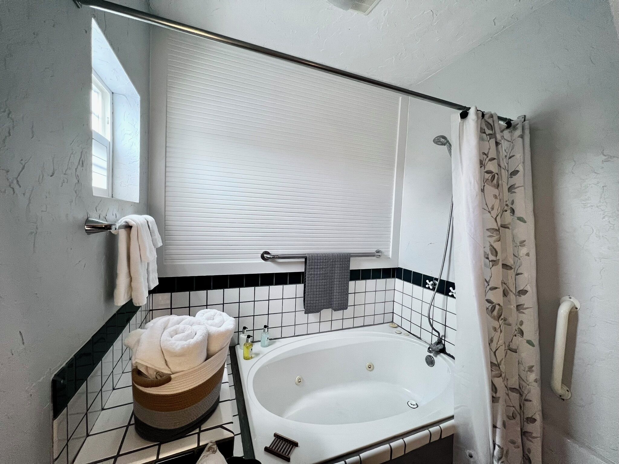 Bathtub, hair dryer, bidet, towels