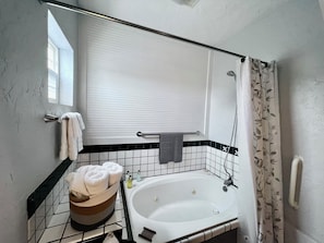 Baignoire, séchoir à cheveux, bidet, serviettes fournies