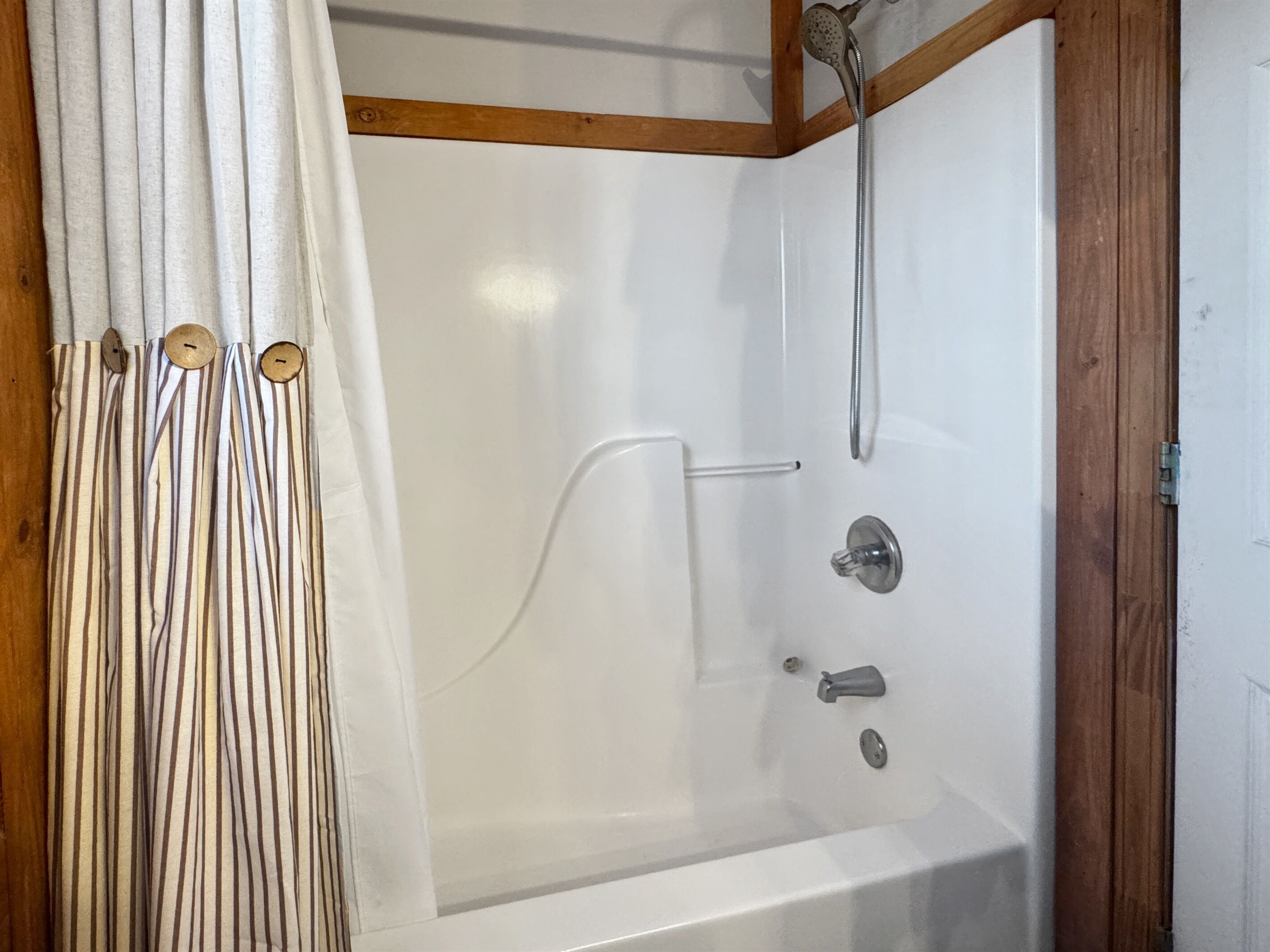 Douche, sèche-cheveux, serviettes fournies, savon
