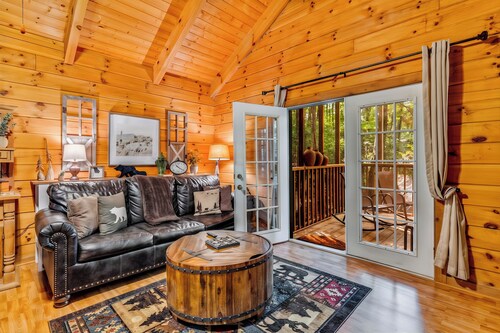 Romantic Sautee Cabin w/ Indoor Jacuzzi & 5-Star Coffee Bar!