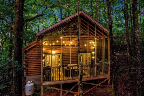 Jacuzzi Cabin • Fireplace + Deck • 5.9 Mi to Helen