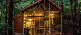 Jacuzzi Cabin • Fireplace + Deck • 5.9 Mi to Helen