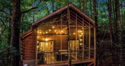 Jacuzzi Cabin • Fireplace + Deck • 5.9 Mi to Helen