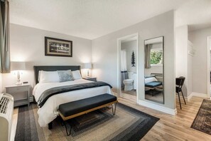 1 bedroom, iron/ironing board, free WiFi, bed sheets - Steps to the Deschutes, 10 Minute walk to Downtown (Bend)