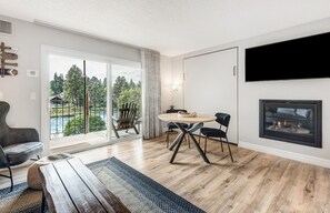 Televisión y chimenea 