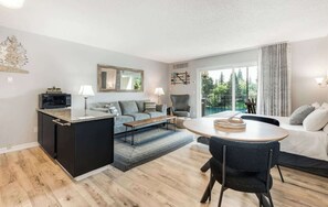 A modern apartment with a kitchen, dining area, and living room. - Steps to the Deschutes, 10 Minute walk to Downtown (Bend)