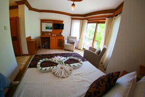 Habitación triple Deluxe | Ropa de cama de alta calidad, escritorio y ropa de cama