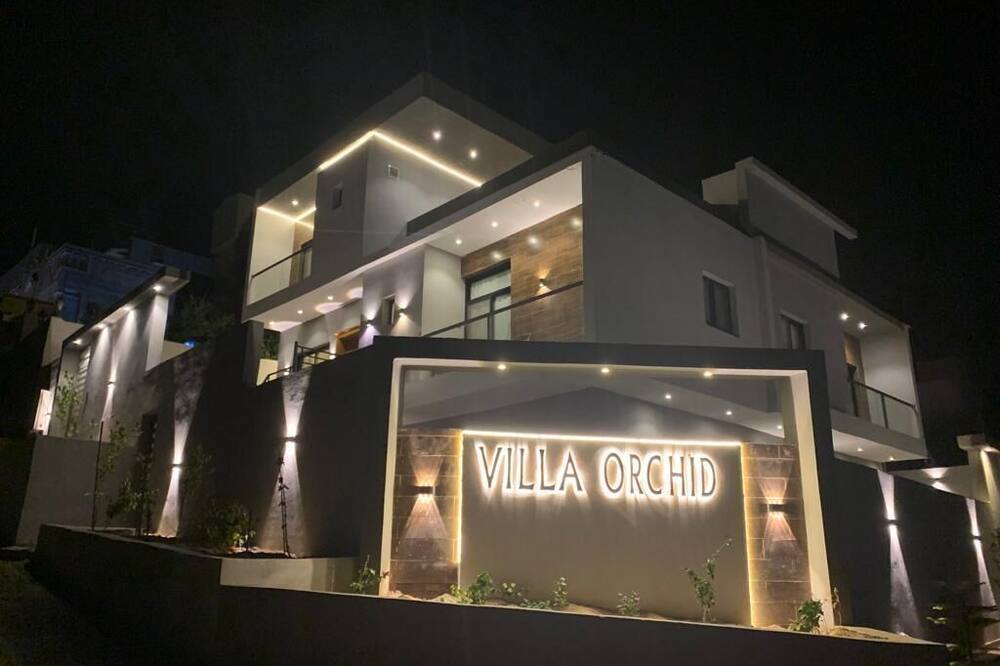 Cheerful Villa w\/ Garden and Balconies Overlooking Al Hada 5 minutes from Center