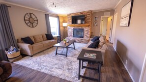 Smart TV, DVD player, video library - Lake Longbow-10 acre STOCKED lake, 80 acres, 4-wheeler/walking trails, swimming (Wasola)