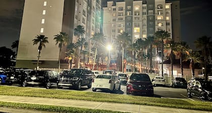 Premium-Universal Studios King Bed Resort Suite, Free Parking,Full Kitchen, Pool
