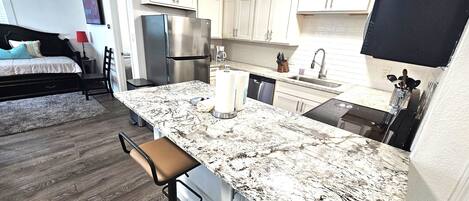 Réfrigérateur, micro-ondes, four, plaque de cuisson