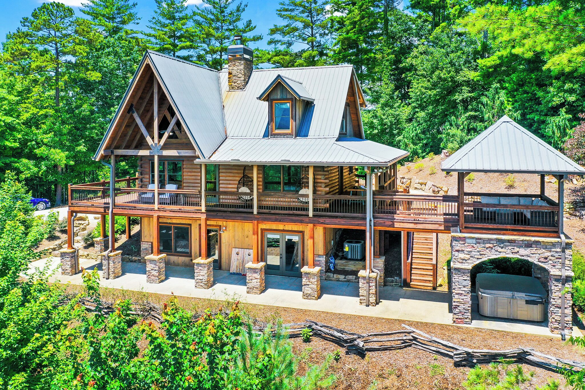 Private Luxury. Elite Oasis w/ Mountain Views, Jacuzzi, Games and Close To Town