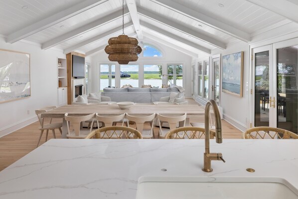 المنشأة من الداخل