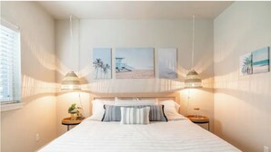 A bedroom with a large bed, two bedside tables, and three wall-mounted lamps. - 4 BEDROOM MODERN HOME, FREE PARKING, A/C, W/D,WIFI (Westminster)