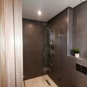 Dusche, Handtücher, Toilettenpapier