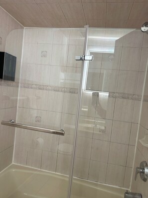 Een douche, een haardroger, handdoeken, zeep