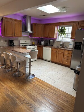 冷蔵庫、電子レンジ、コンロ、食器洗い機