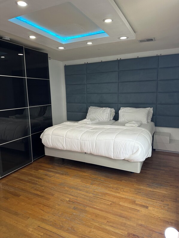 3 室のベッドルーム、デスク、WiFi (無料)、ベッドシーツ