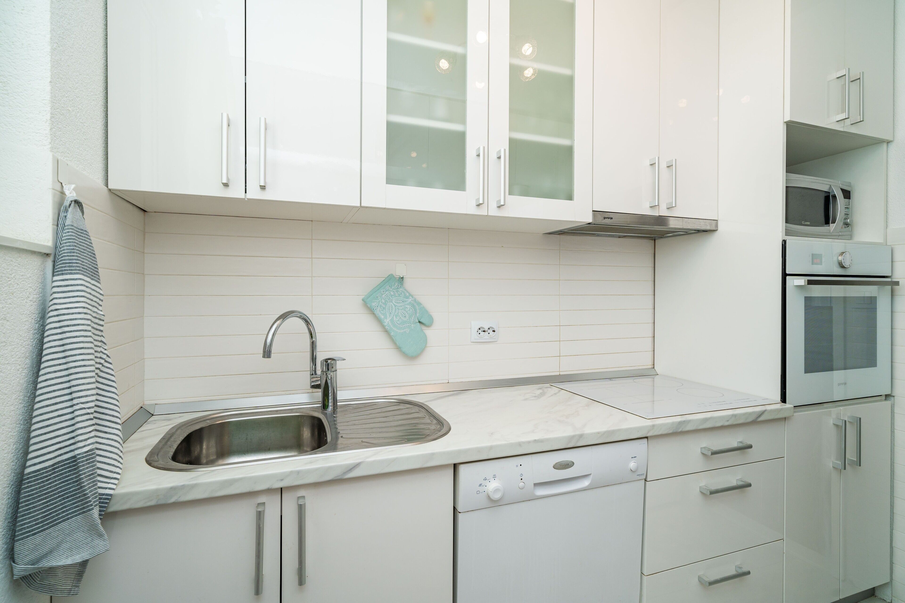 Refrigerador, microondas, horno y lavavajillas 