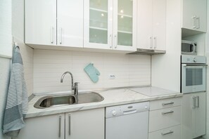 Kjøleskap, mikrobølgeovn, ovn og oppvaskmaskin