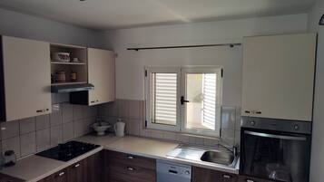 Een koelkast, een oven, een kookplaat, een vaatwasser