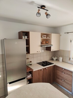 Refrigerador, horno, placa de cocina, lavavajillas