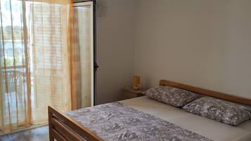 4 slaapkamers, een strijkplank/strijkijzer, internet, beddengoed