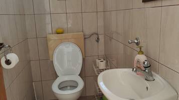 Een douche, een haardroger, handdoeken