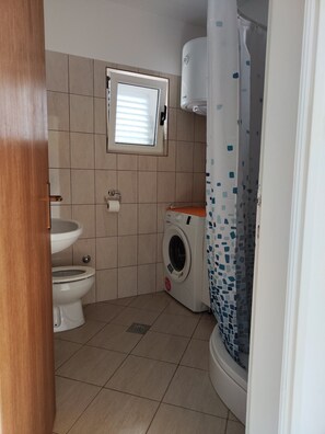Dusche, Haartrockner, Handtücher