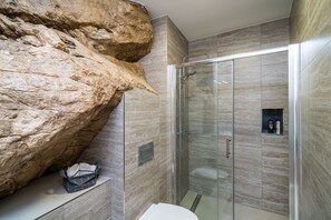 Douche, séchoir à cheveux, serviettes fournies