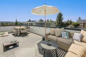 Outdoor dining - Newly Built Seattle Townhome w. Lake/Skyline Views (Seattle)