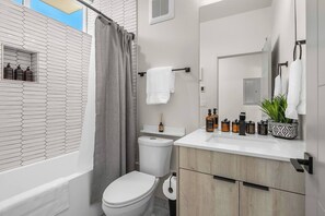 Bathtub, hair dryer, towels, soap - Newly Built Seattle Townhome w. Lake/Skyline Views (Seattle)