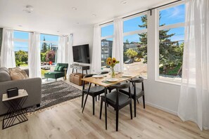 Dining - Newly Built Seattle Townhome w. Lake/Skyline Views (Seattle)