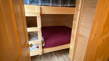 3 bedrooms, free WiFi, bed sheets