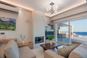 Smart TV, fireplace, stereo