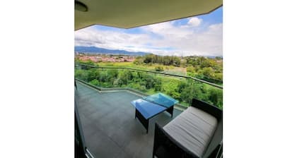 3 Vistas, Modern Serenity & Stunning Balcony Views