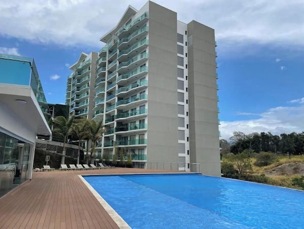 Alberca al aire libre y alberca climatizada