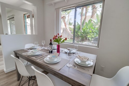 Sandcastle: 2 Bedroom, 1 Bath Cottage with secluded backyard and walking distance to beach.