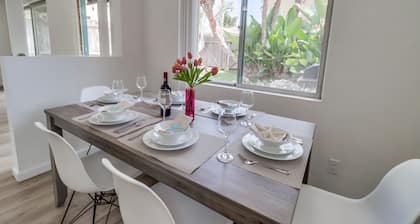 Sandcastle: 2 Bedroom, 1 Bath Cottage with secluded backyard and walking distance to beach.