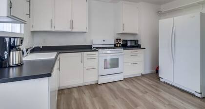 Sandcastle: 2 Bedroom, 1 Bath Cottage with secluded backyard and walking distance to beach.