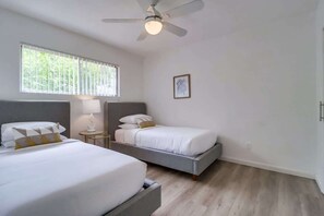 2 bedrooms, iron/ironing board, WiFi, bed sheets - Sandcastle Short walk to beach (La Jolla)