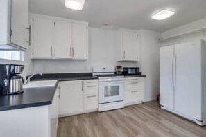 Fridge, microwave, oven, stovetop - Sandcastle Short walk to beach (La Jolla)