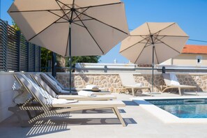 حمّام سباحة مُدفَّأ