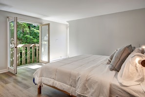 2 bedrooms, iron/ironing board, WiFi, bed sheets - Lake Union Waterfront 2BR | Large Balcony Sleeps 6 (Seattle)