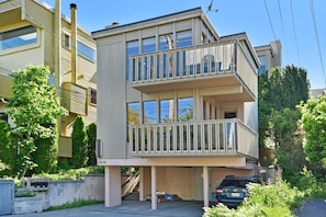 Exterior - Lake Union Waterfront 2BR | Large Balcony Sleeps 6 (Seattle)
