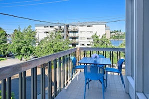 Outdoor dining - Lake Union Waterfront 2BR | Large Balcony Sleeps 6 (Seattle)