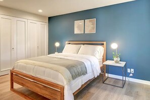 2 bedrooms, iron/ironing board, WiFi, bed sheets - World Cup • Spacious Lake View Home — Sleeps 6, 10 Min to Lumen (Seattle)